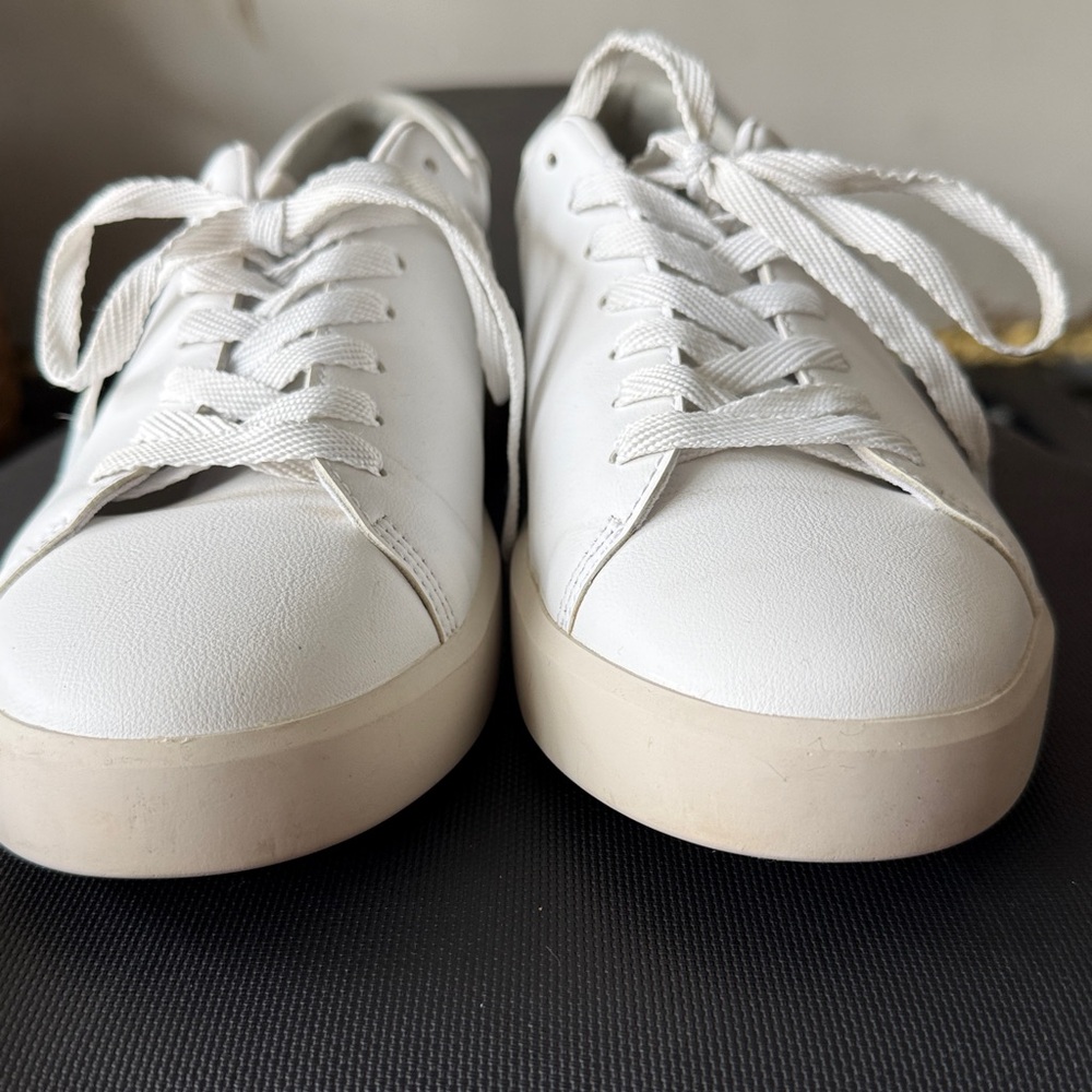 get your spring kicks right here. Womens size 9 everlane sneakers!